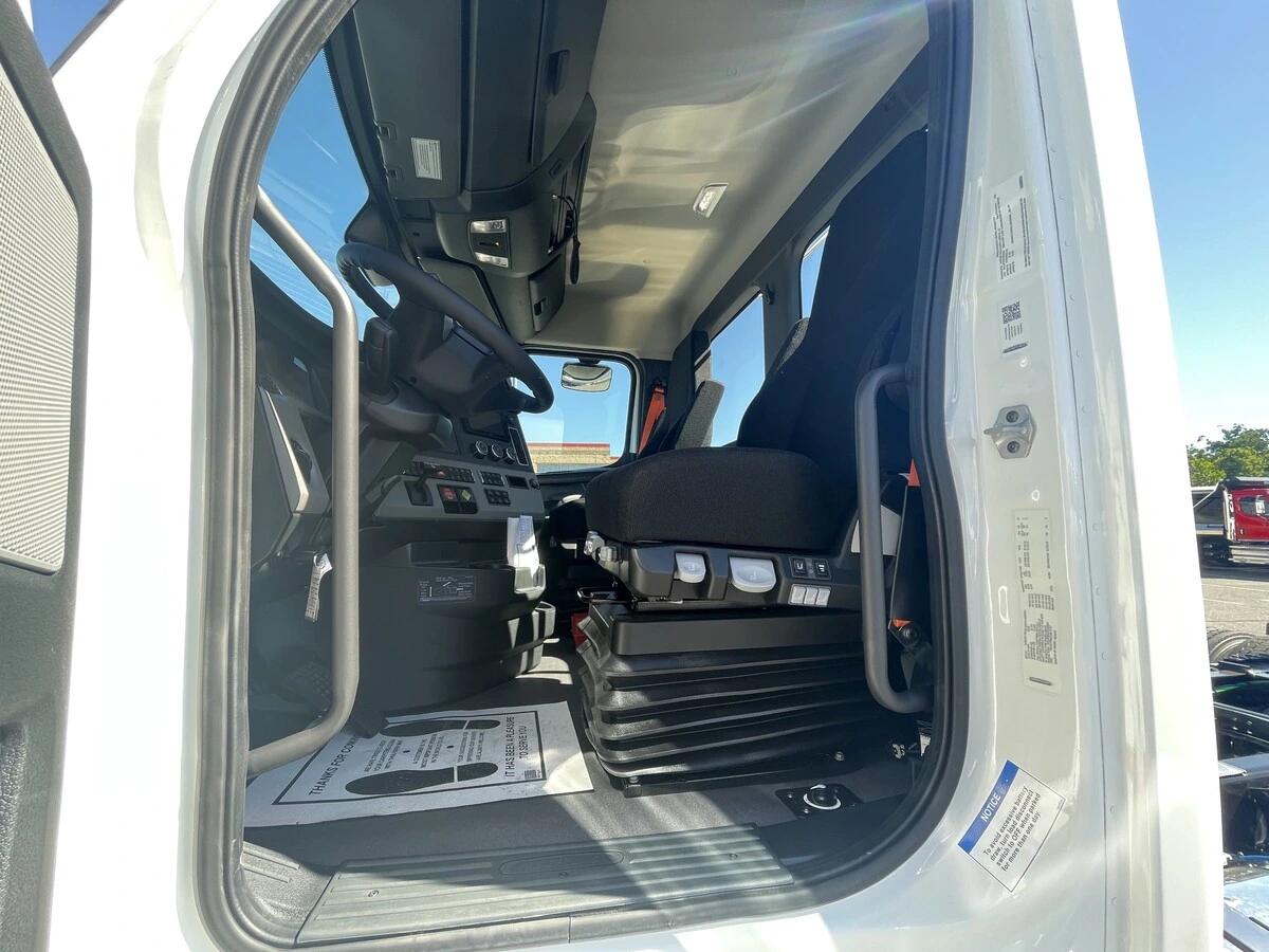 2027 Freightliner Cascadia — photo 21