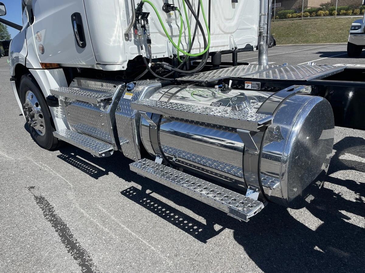 2027 Freightliner Cascadia — photo 15