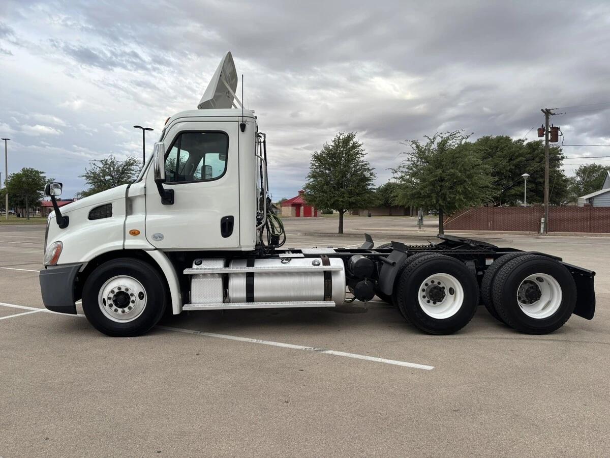 2014 Freightliner Cascadia — photo 2