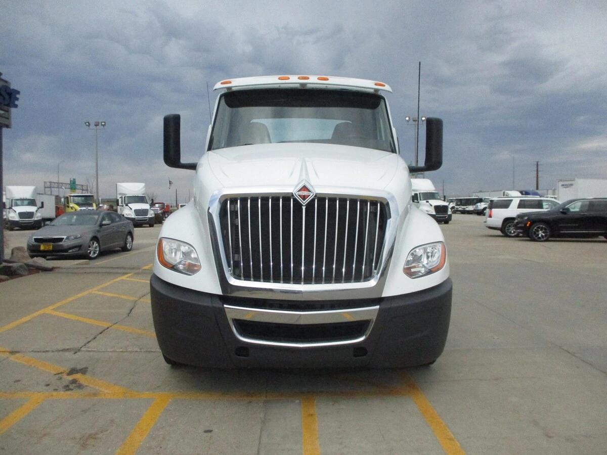 2019 International LT in Altoona, IA — photo 2