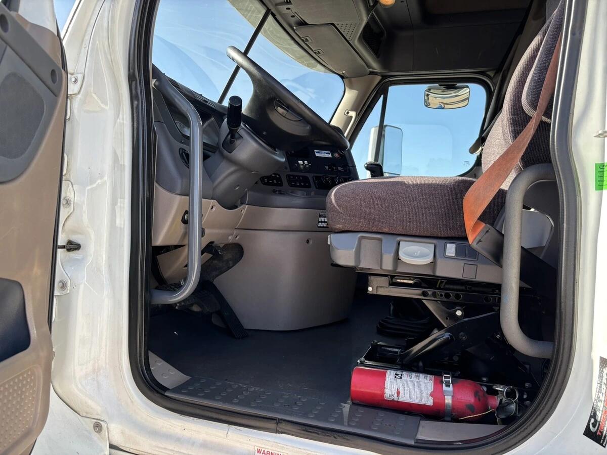 2018 Freightliner Cascadia — photo 17