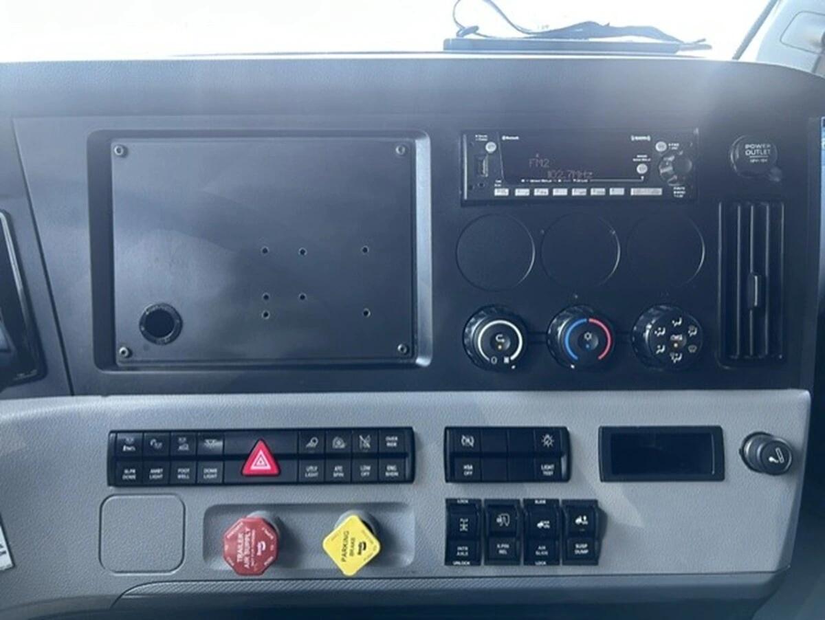 2022 Freightliner Cascadia — photo 21