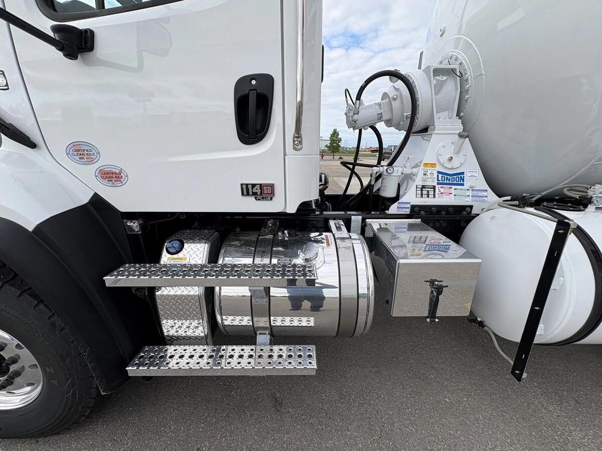 2027 Freightliner 114SD — photo 12