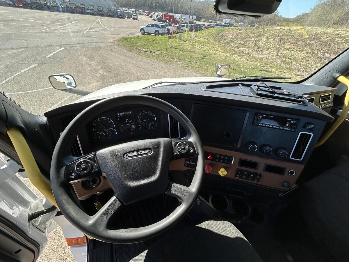 2023 Freightliner Cascadia — photo 13