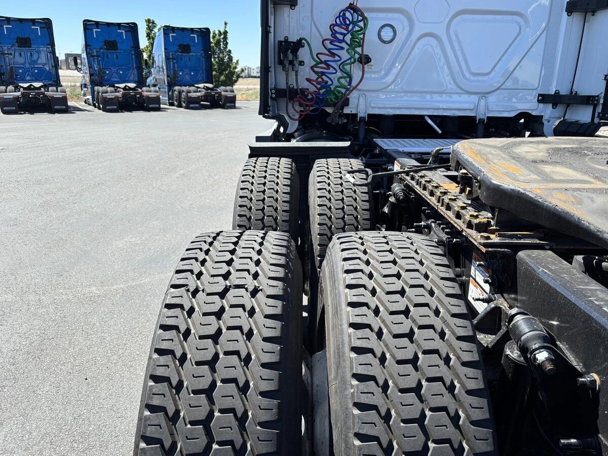 2025 Freightliner Cascadia — photo 8