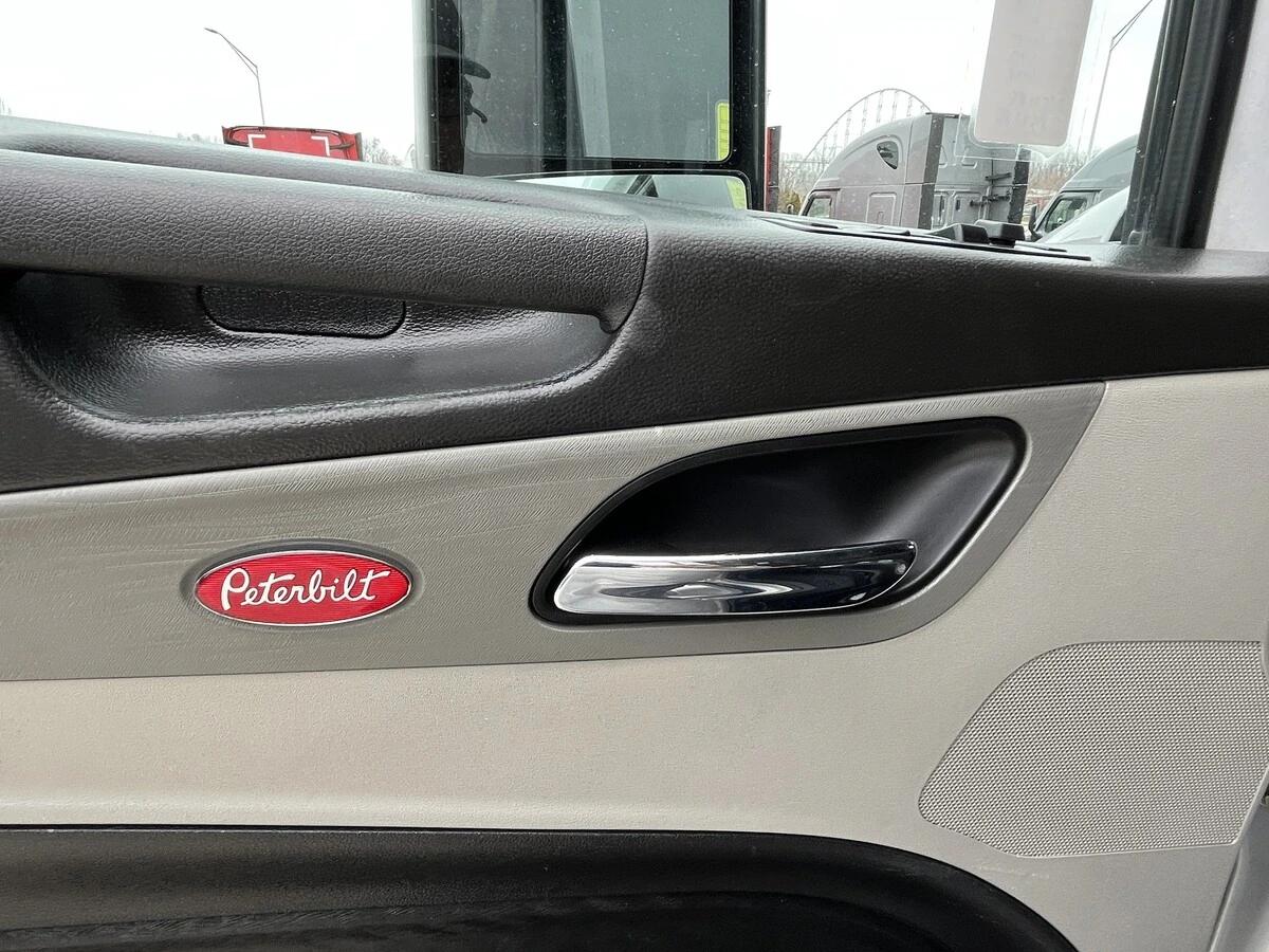 2023 Peterbilt 579 in Kansas City, MO — photo 16