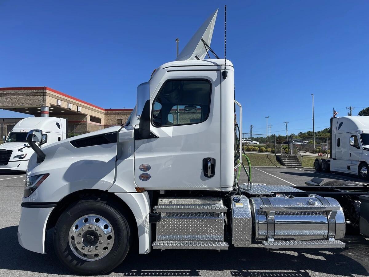 2027 Freightliner Cascadia — photo 19