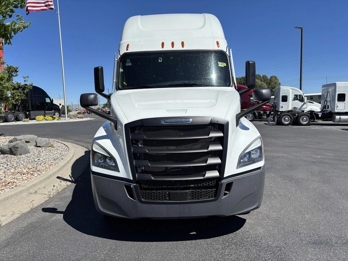 2025 Freightliner Cascadia — photo 2