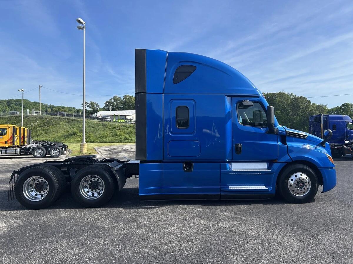 2022 Freightliner Cascadia — photo 6
