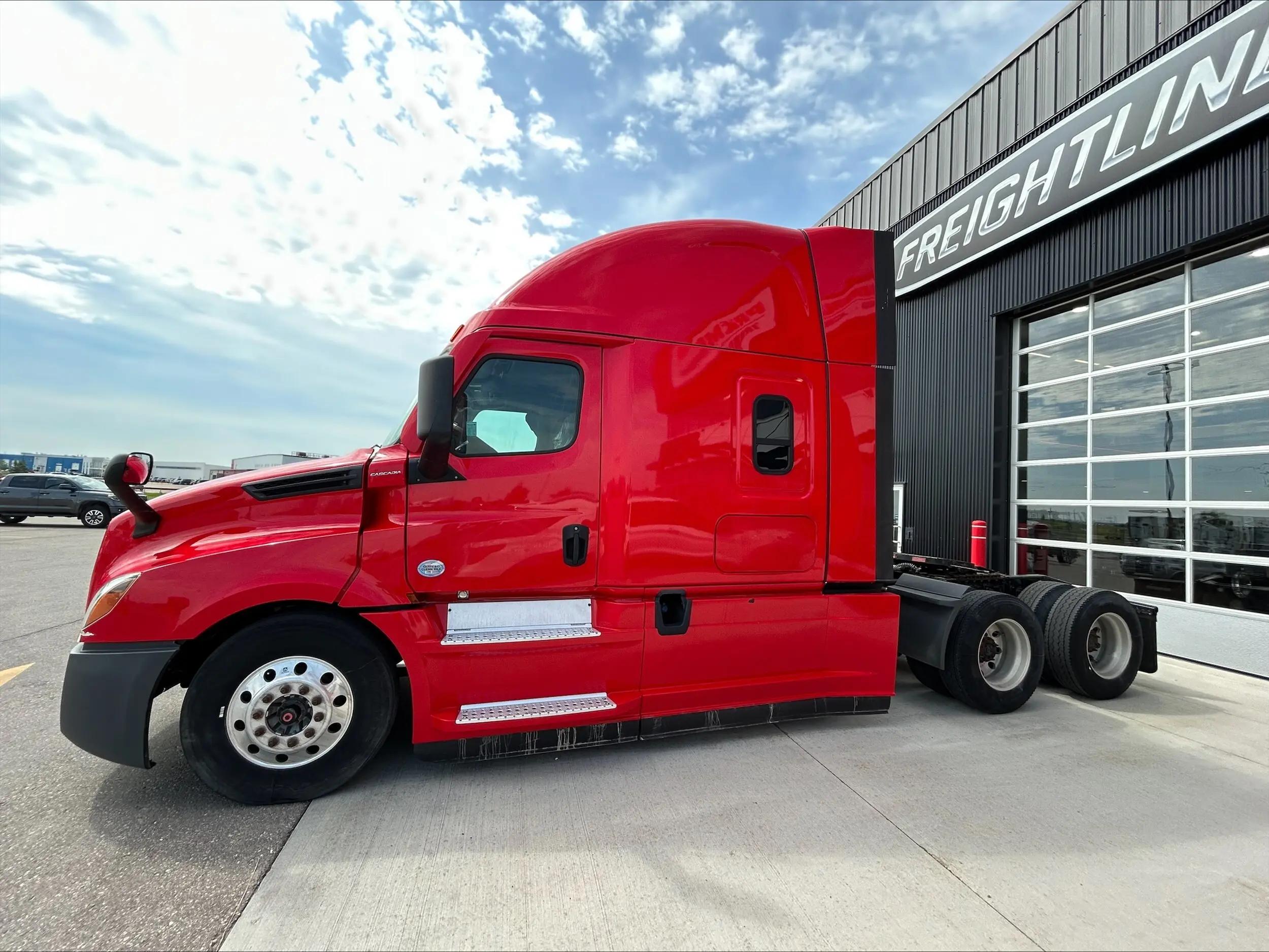 2020 Freightliner Cascadia in Winnipeg, MB — photo 5