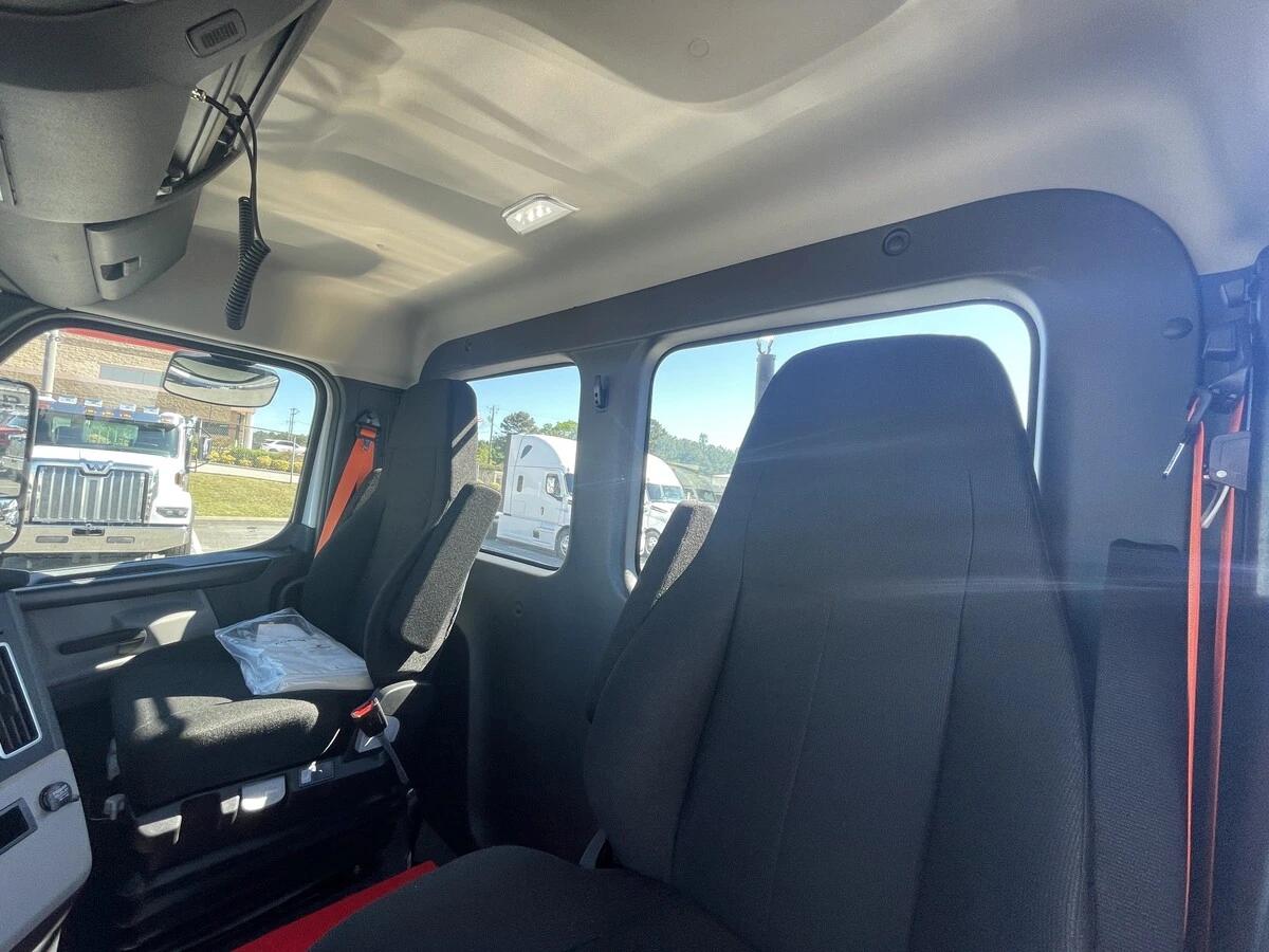 2027 Freightliner Cascadia — photo 24