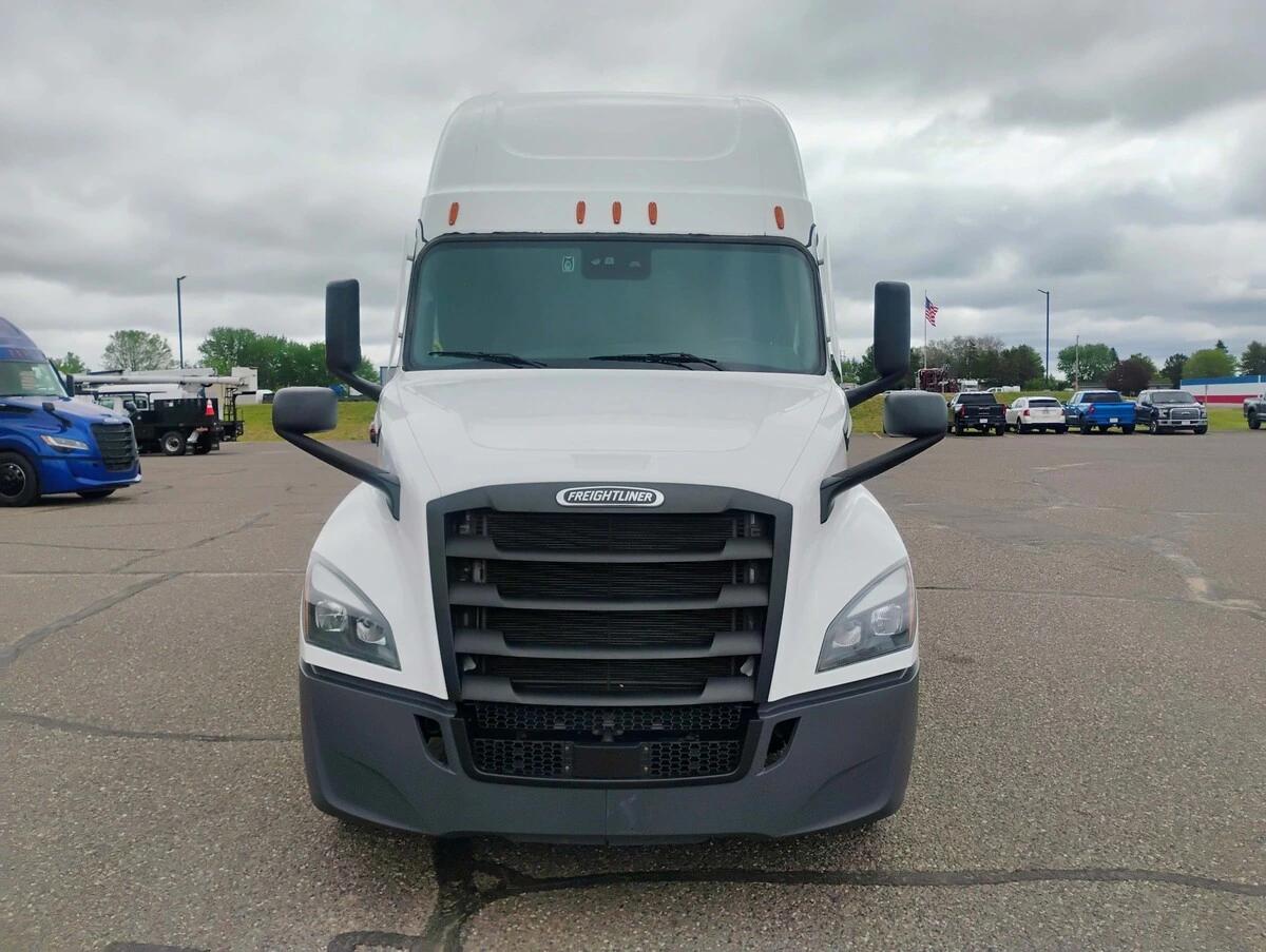2025 Freightliner Cascadia — photo 2