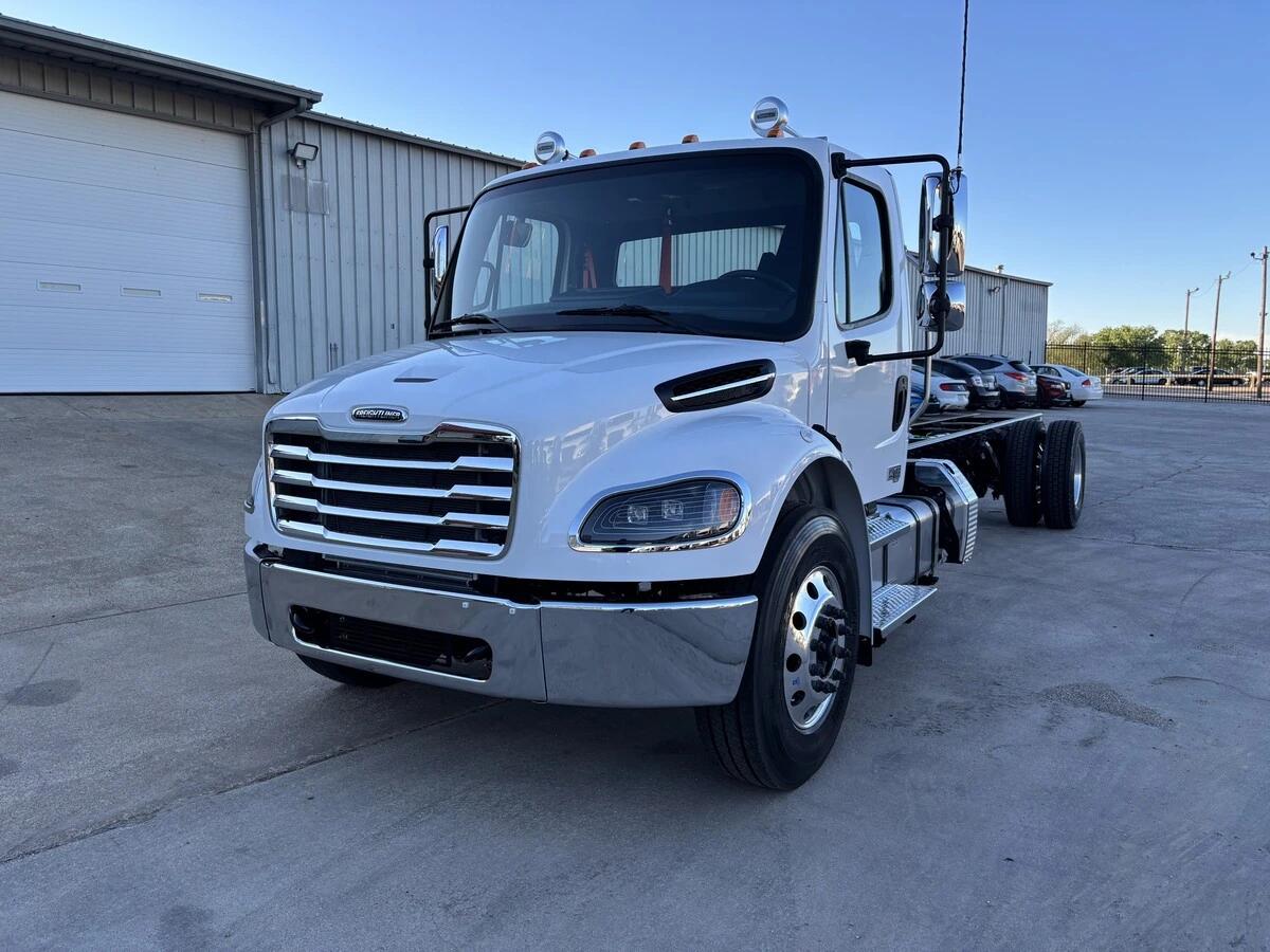 2027 Freightliner M2 106 — photo 2