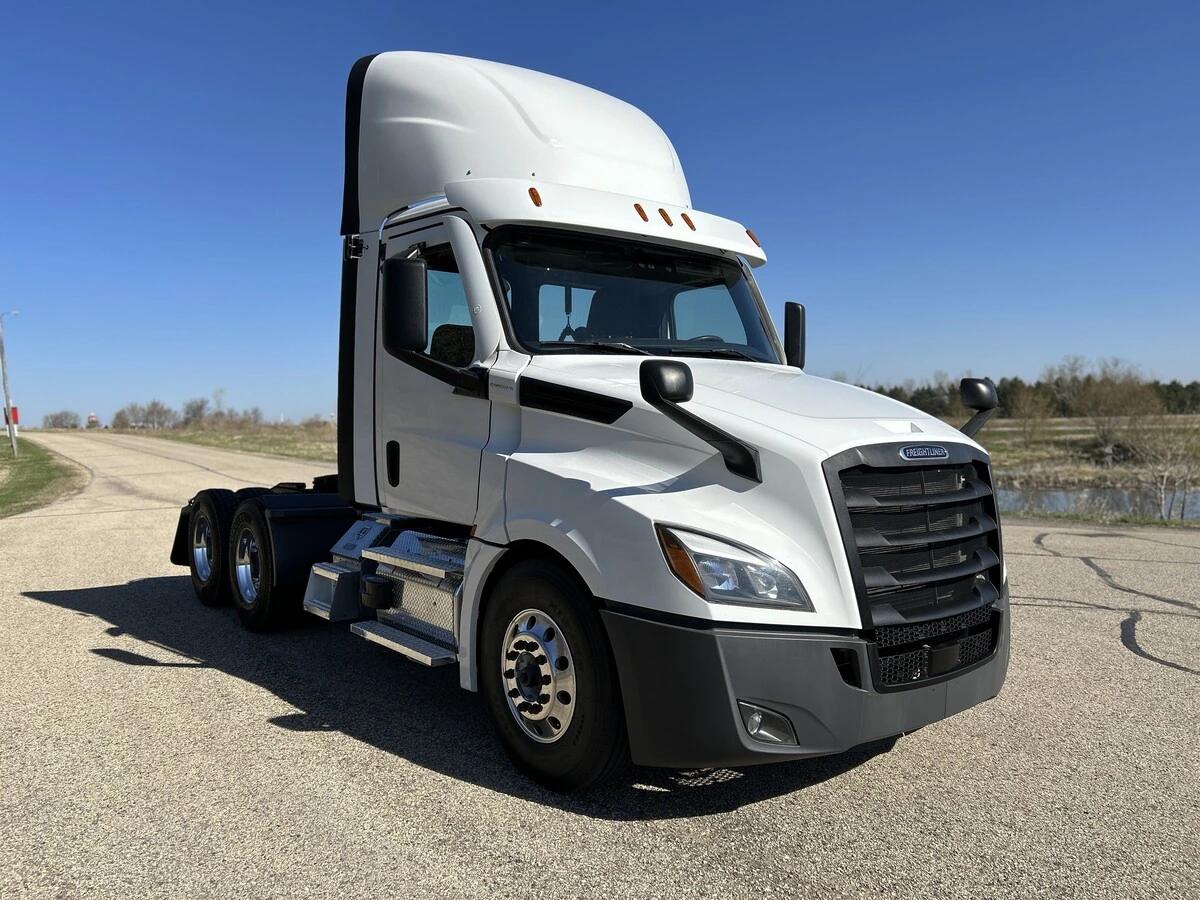 2023 Freightliner Cascadia — photo 3