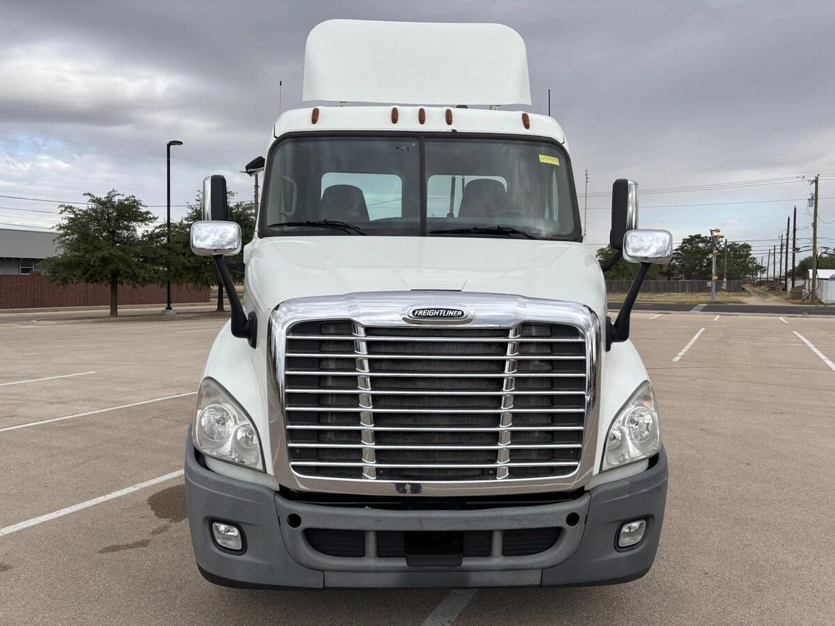 2014 Freightliner Cascadia — photo 7