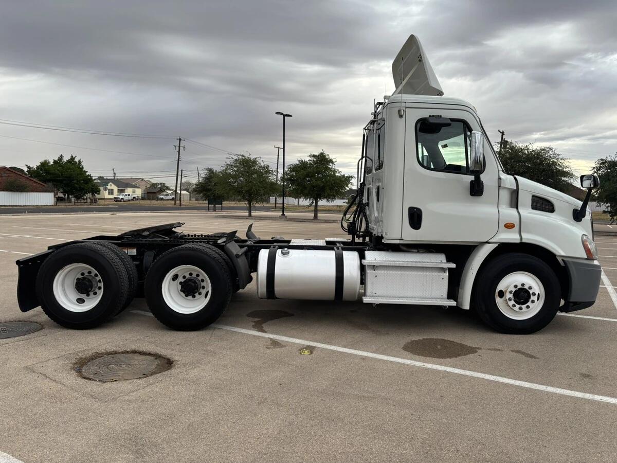 2014 Freightliner Cascadia — photo 5
