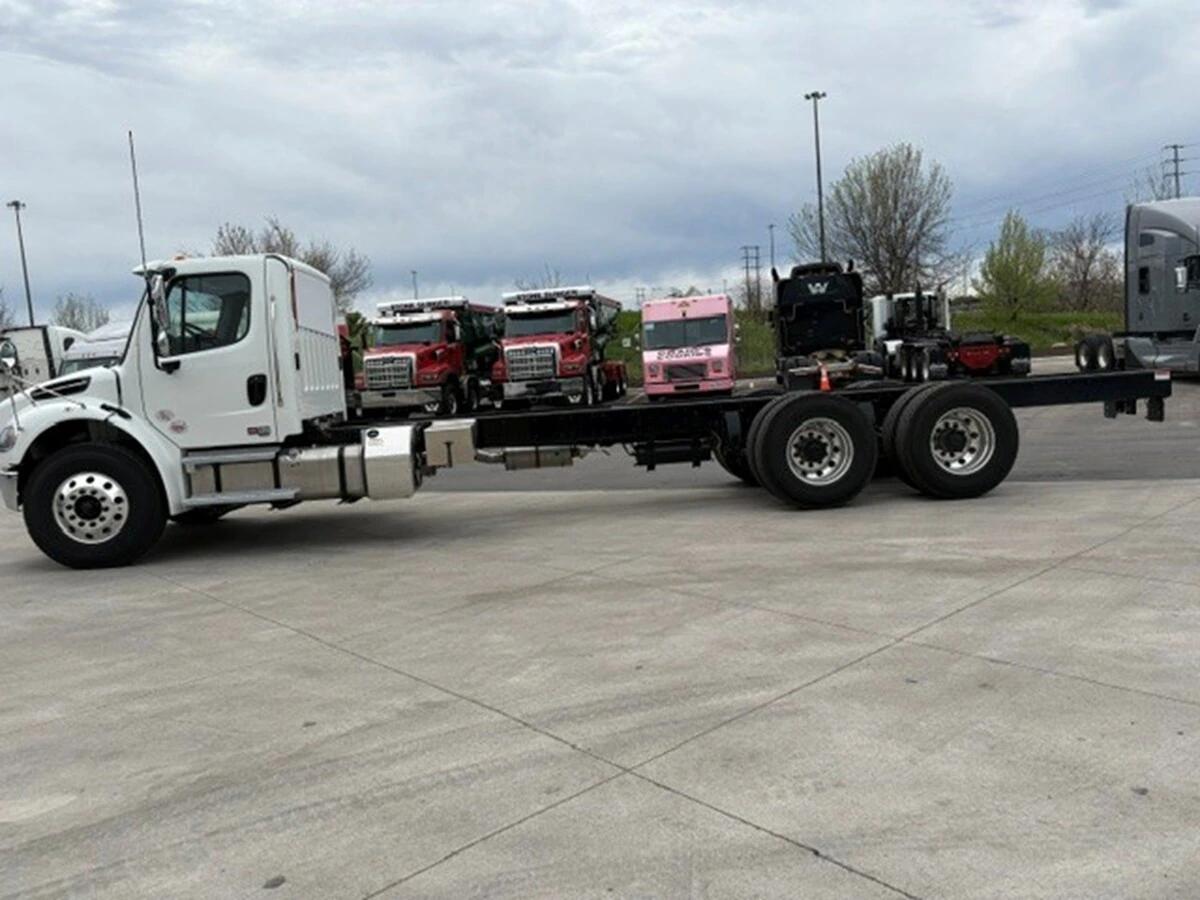 2027 Freightliner M2 106 — photo 3