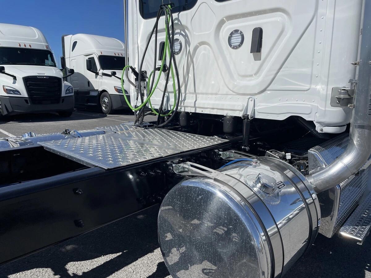 2027 Freightliner Cascadia — photo 7