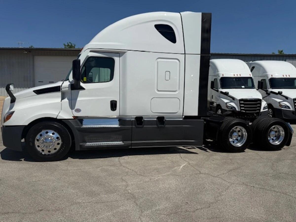 2024 Freightliner Cascadia — photo 5