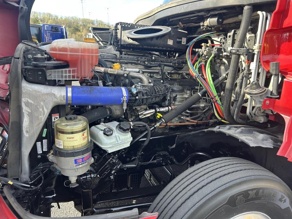 2023 Freightliner Cascadia — photo 9