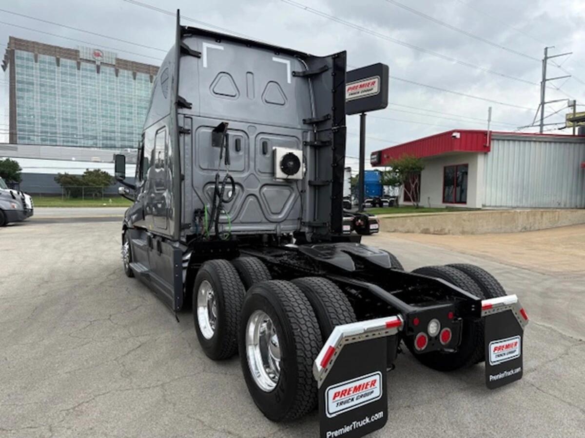 2022 Freightliner Cascadia — photo 5
