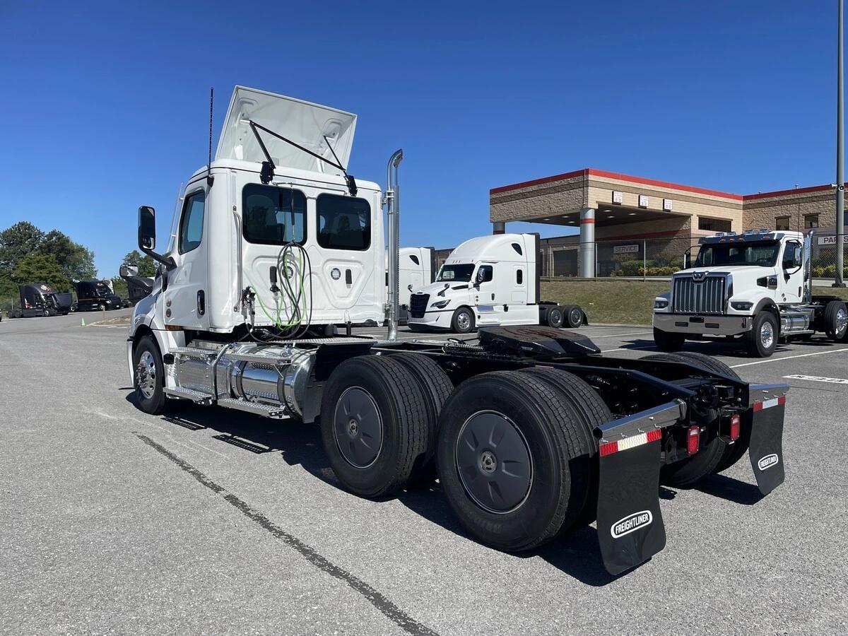2027 Freightliner Cascadia — photo 17