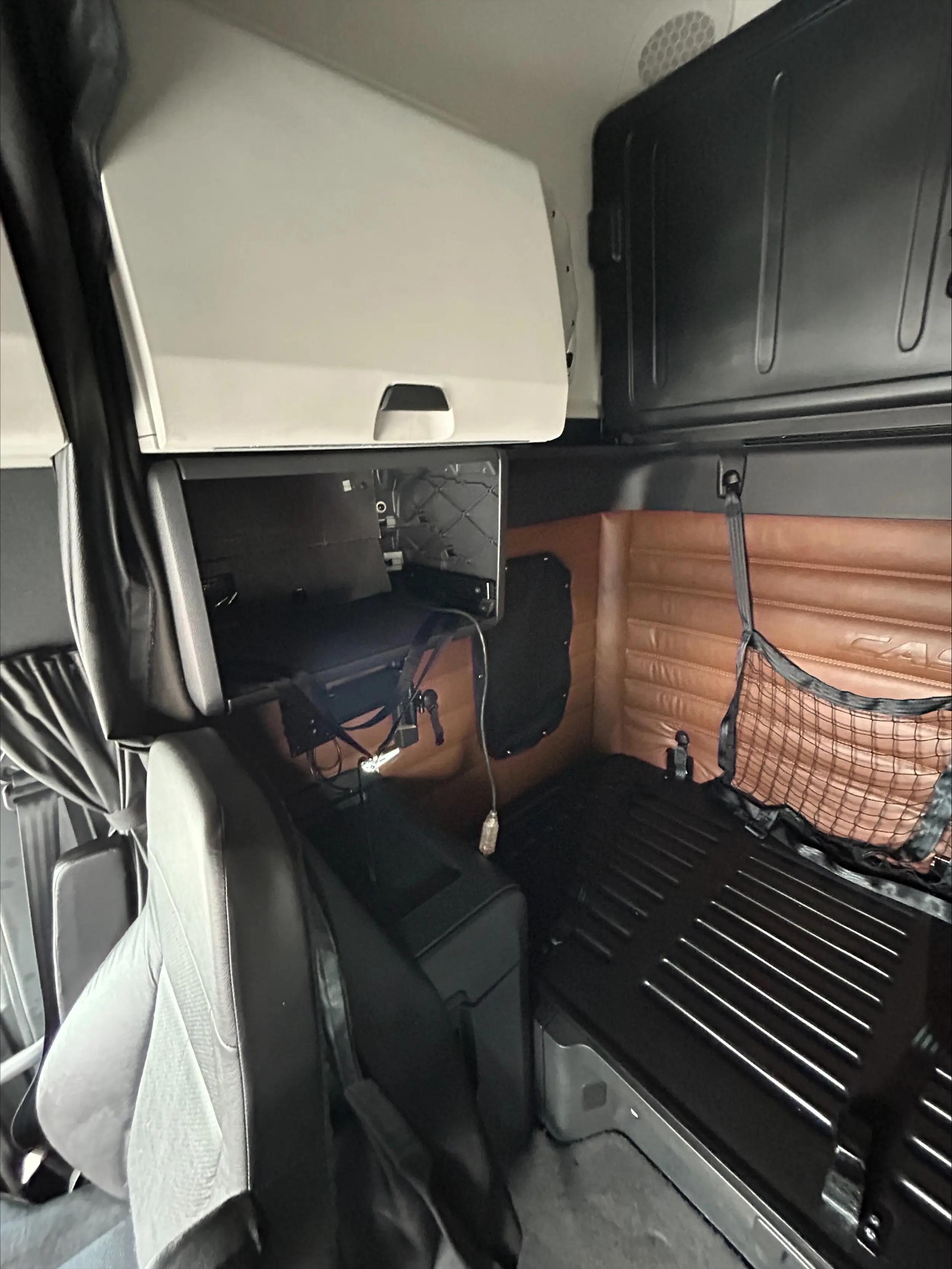 2022 Freightliner Cascadia in Winnipeg, MB — photo 10