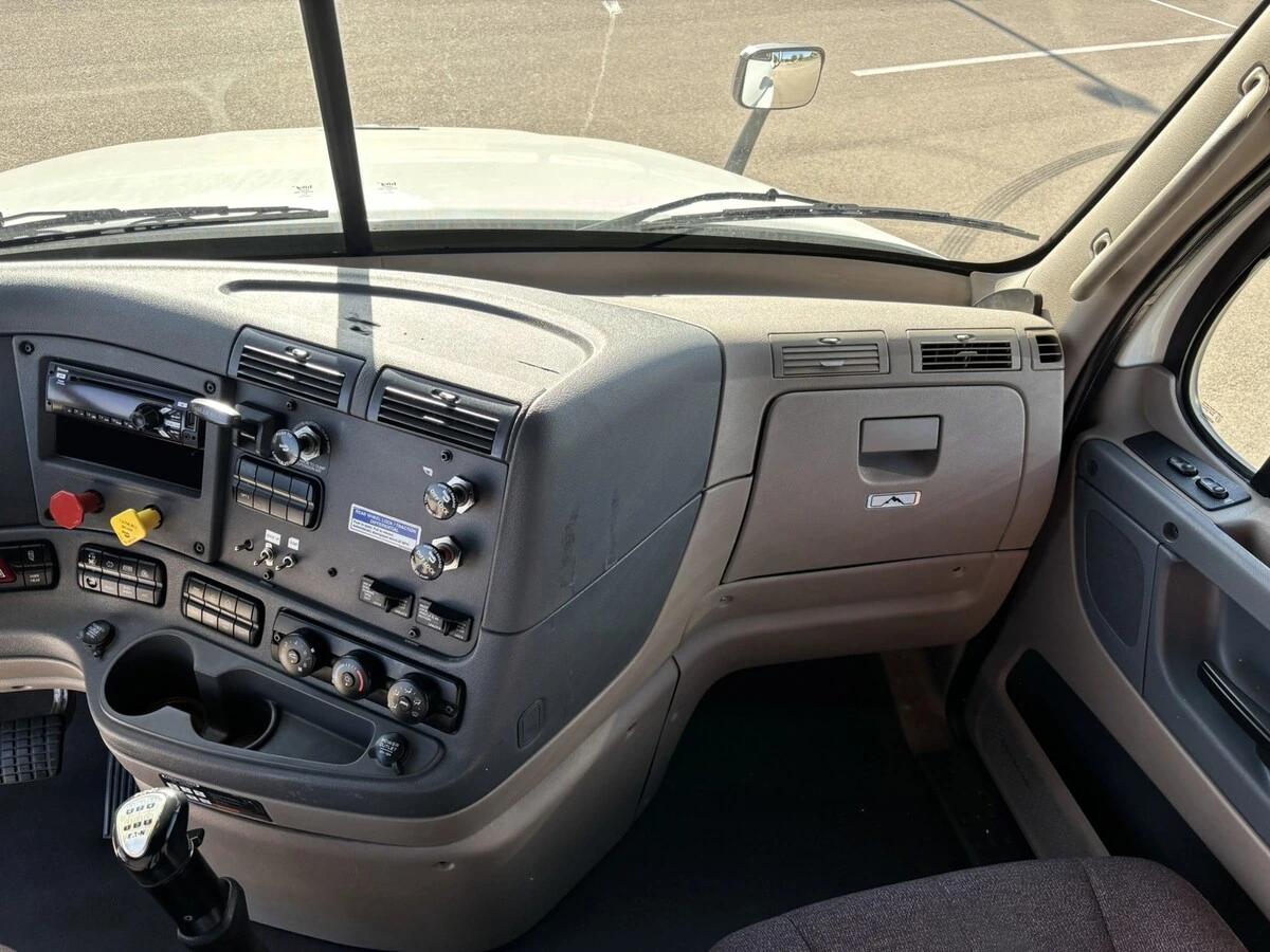 2018 Freightliner Cascadia — photo 25