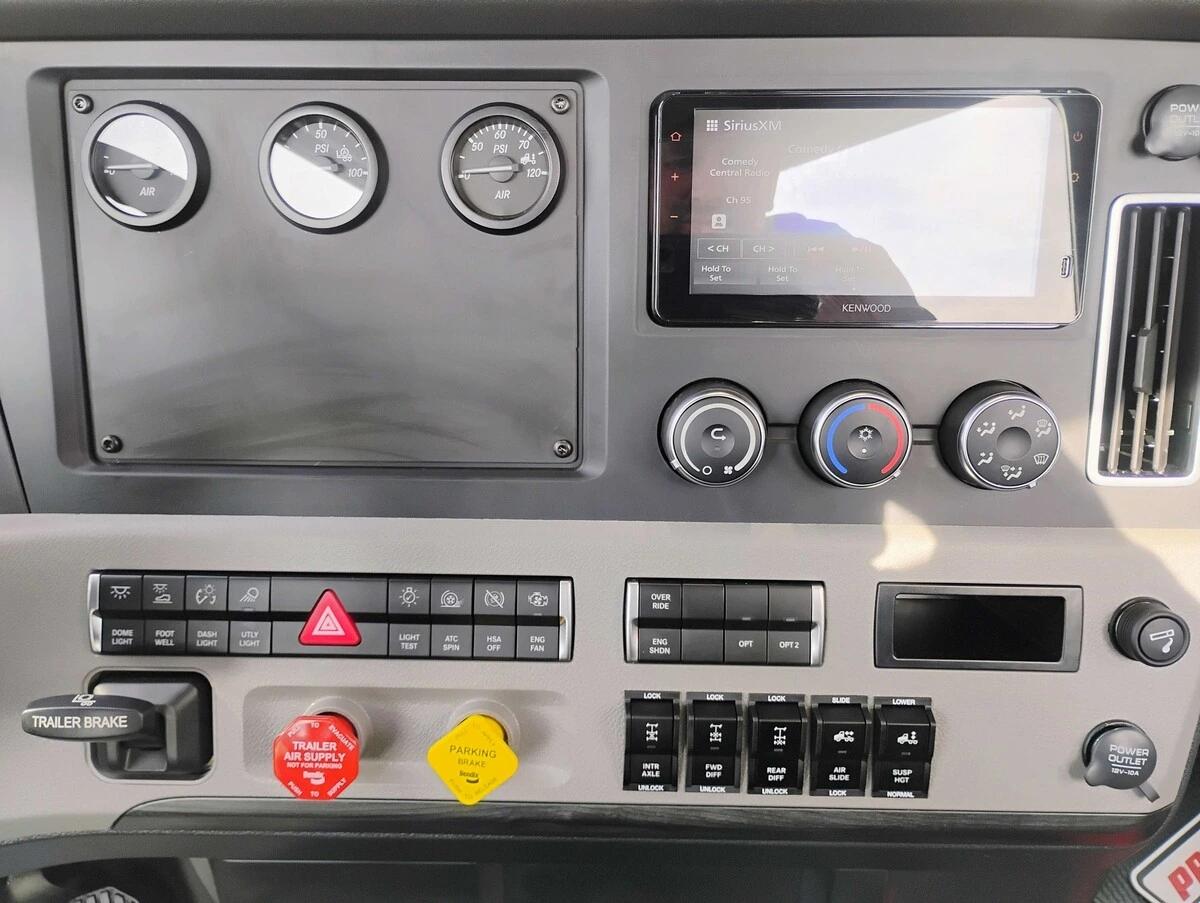 2027 Freightliner Cascadia — photo 16