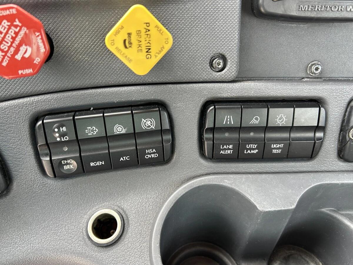 2019 Freightliner Cascadia — photo 24