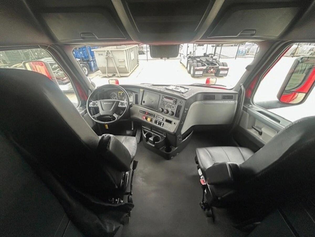 2022 Freightliner Cascadia — photo 20
