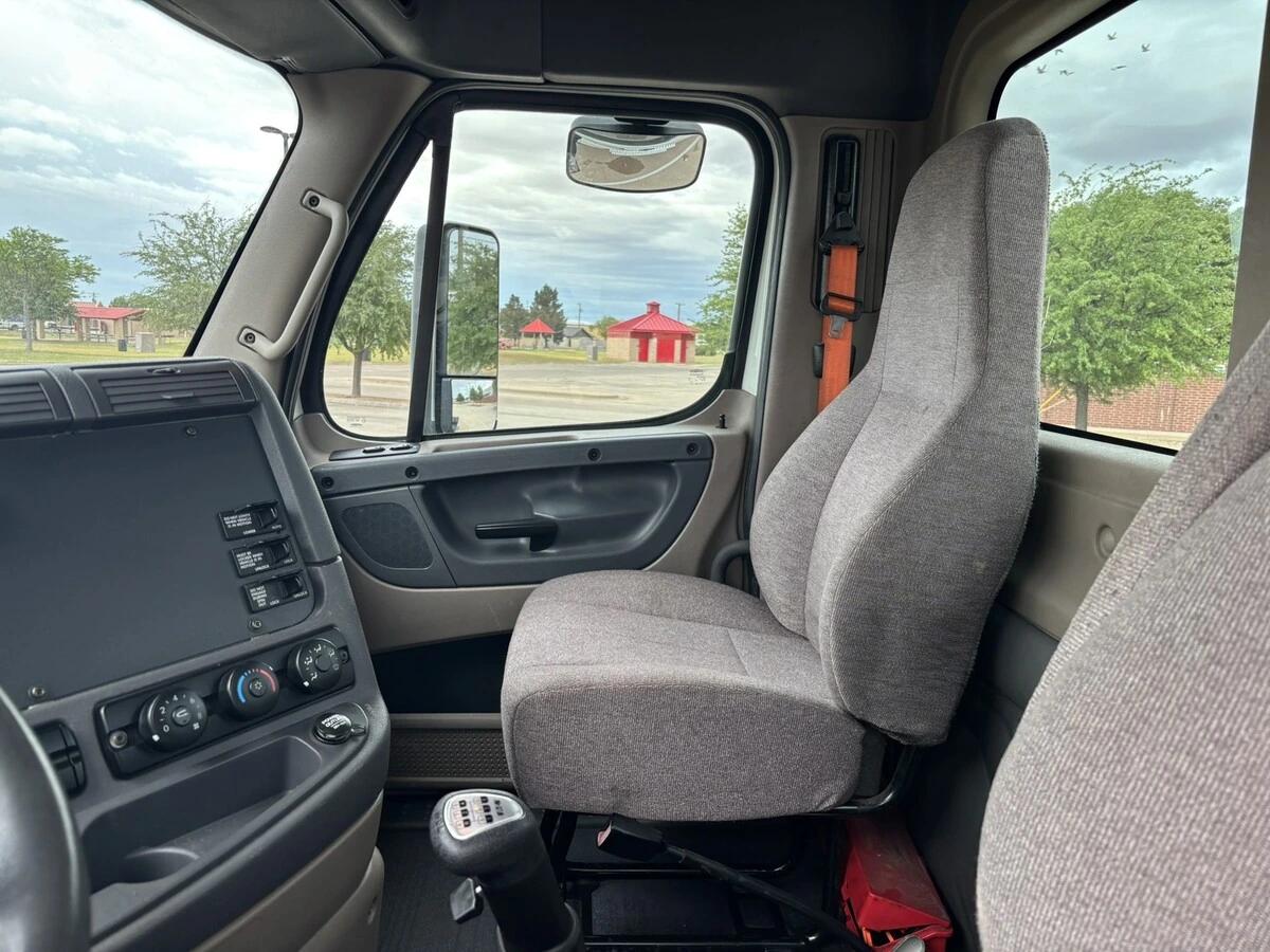 2014 Freightliner Cascadia — photo 15