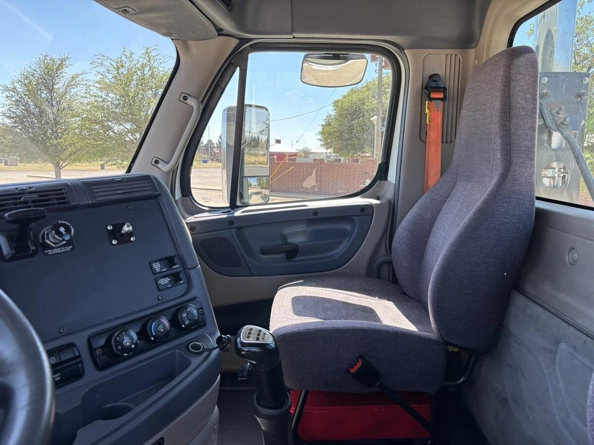 2020 Freightliner Cascadia — photo 15