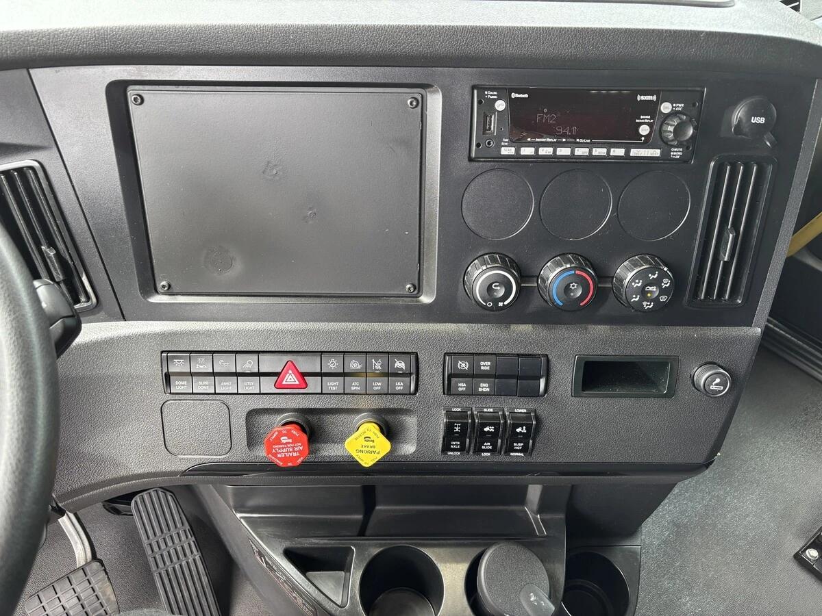 2025 Freightliner Cascadia — photo 10