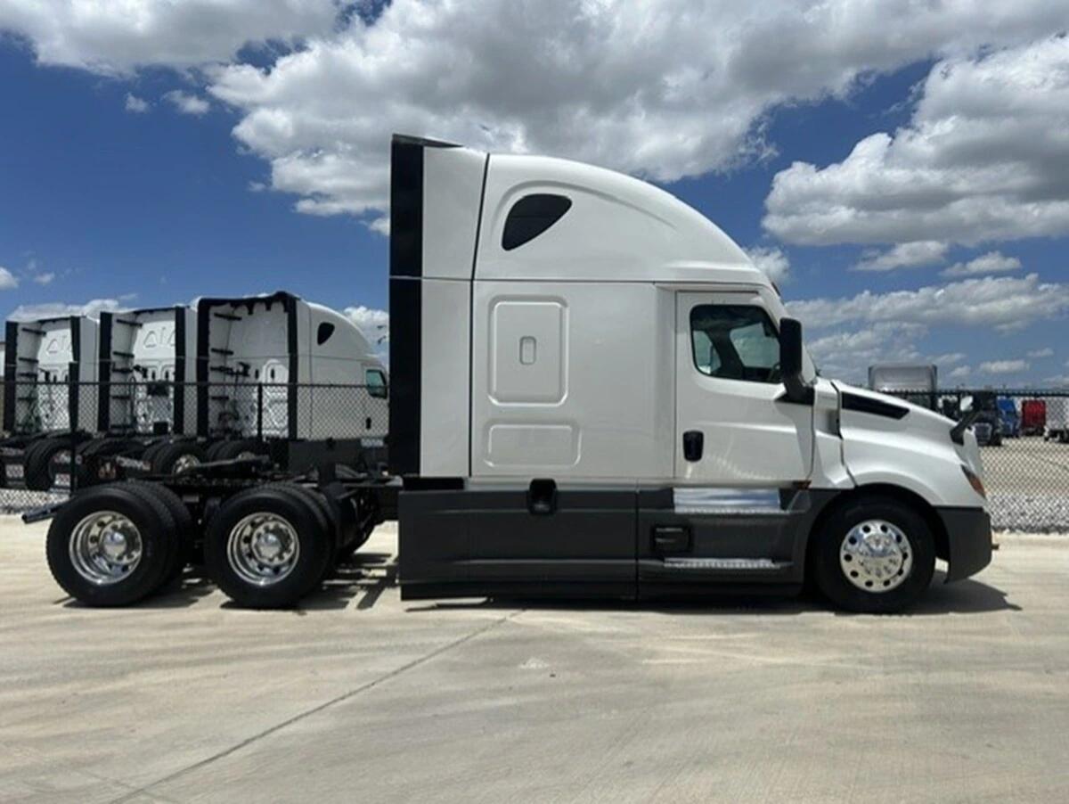 2025 Freightliner Cascadia — photo 7
