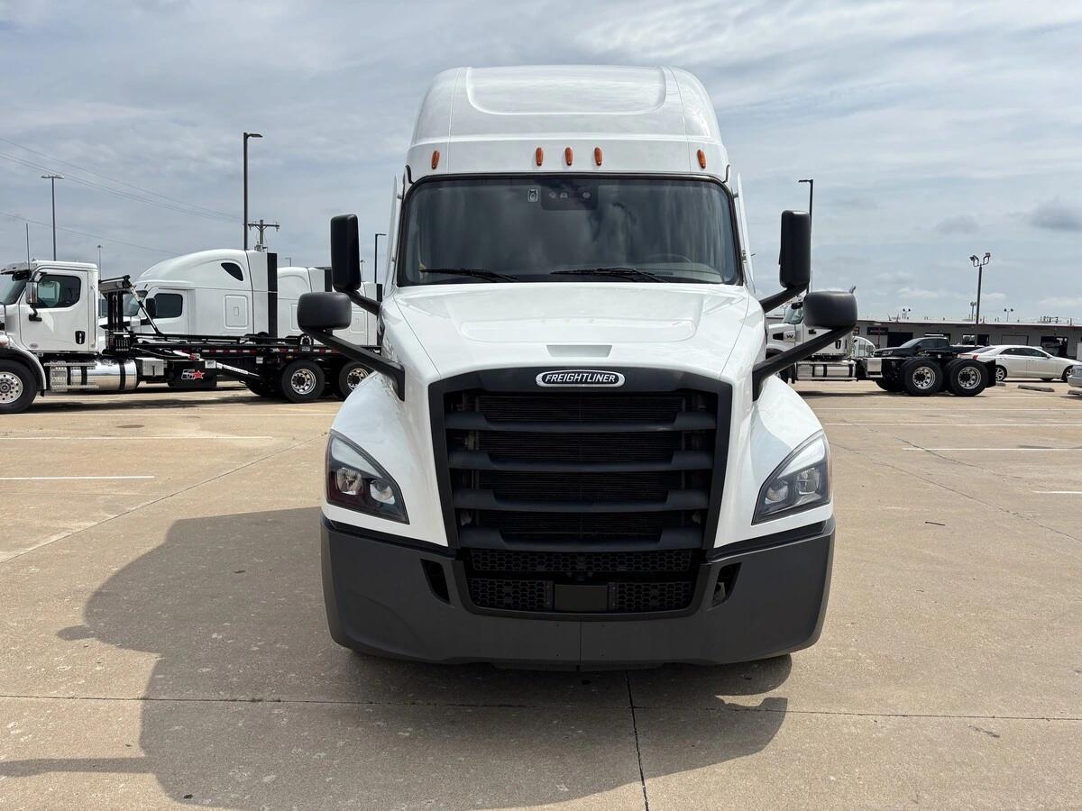 2025 Freightliner Cascadia — photo 2