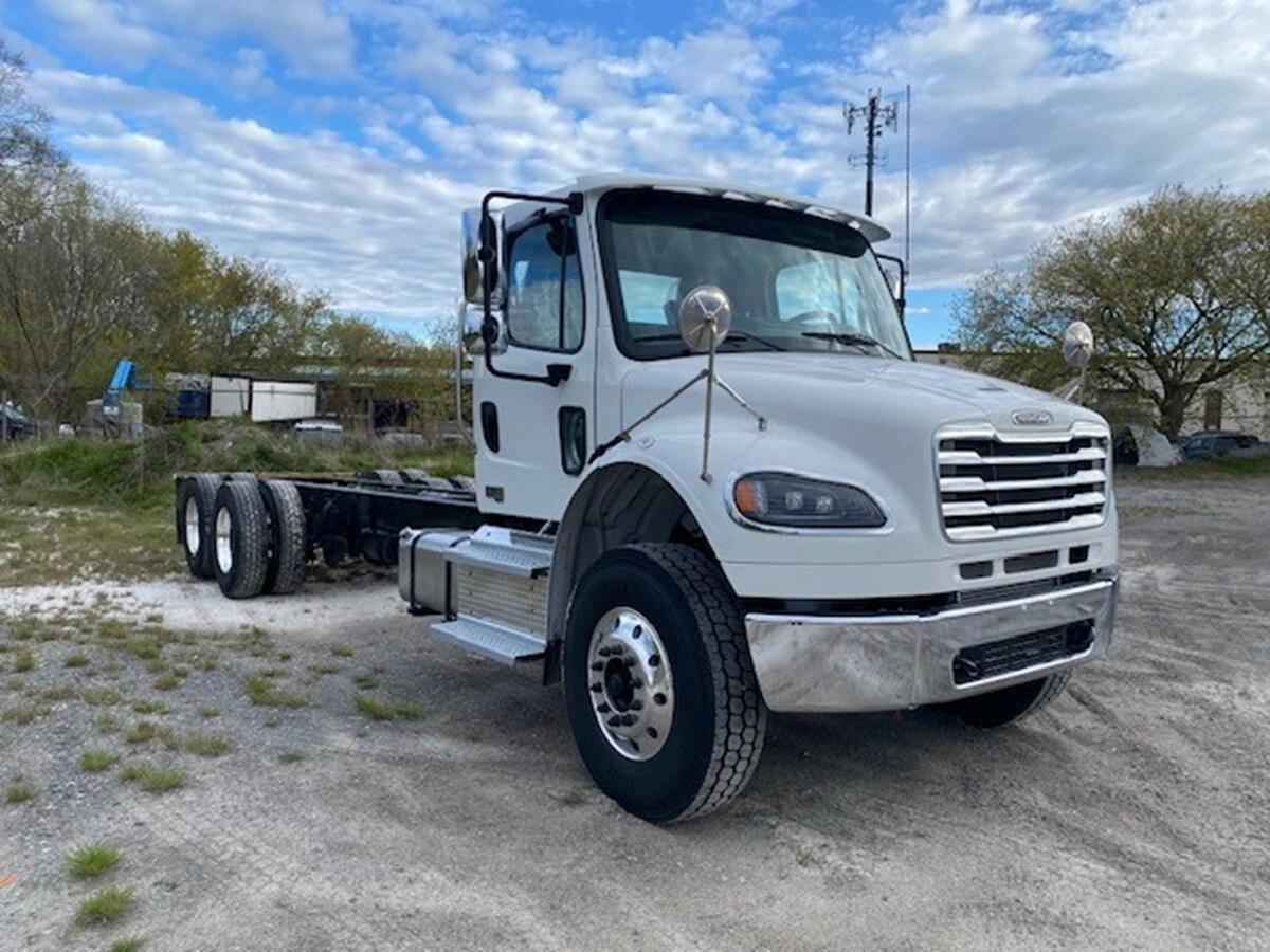 2027 Freightliner M2 106 — photo 3