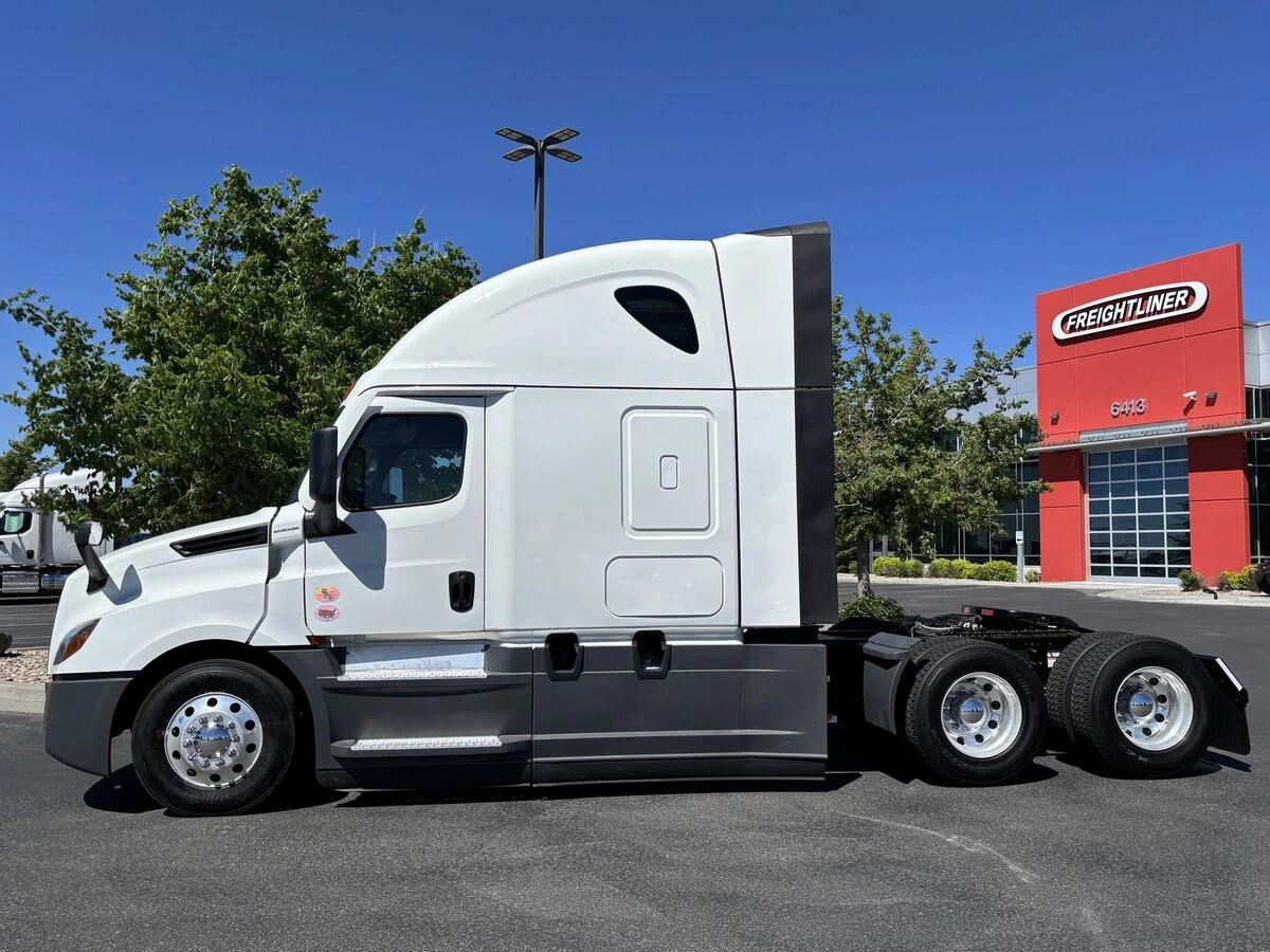 2025 Freightliner Cascadia — photo 4