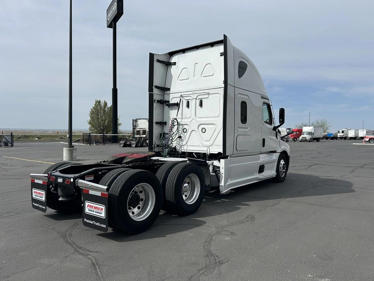 2022 Freightliner Cascadia — photo 6