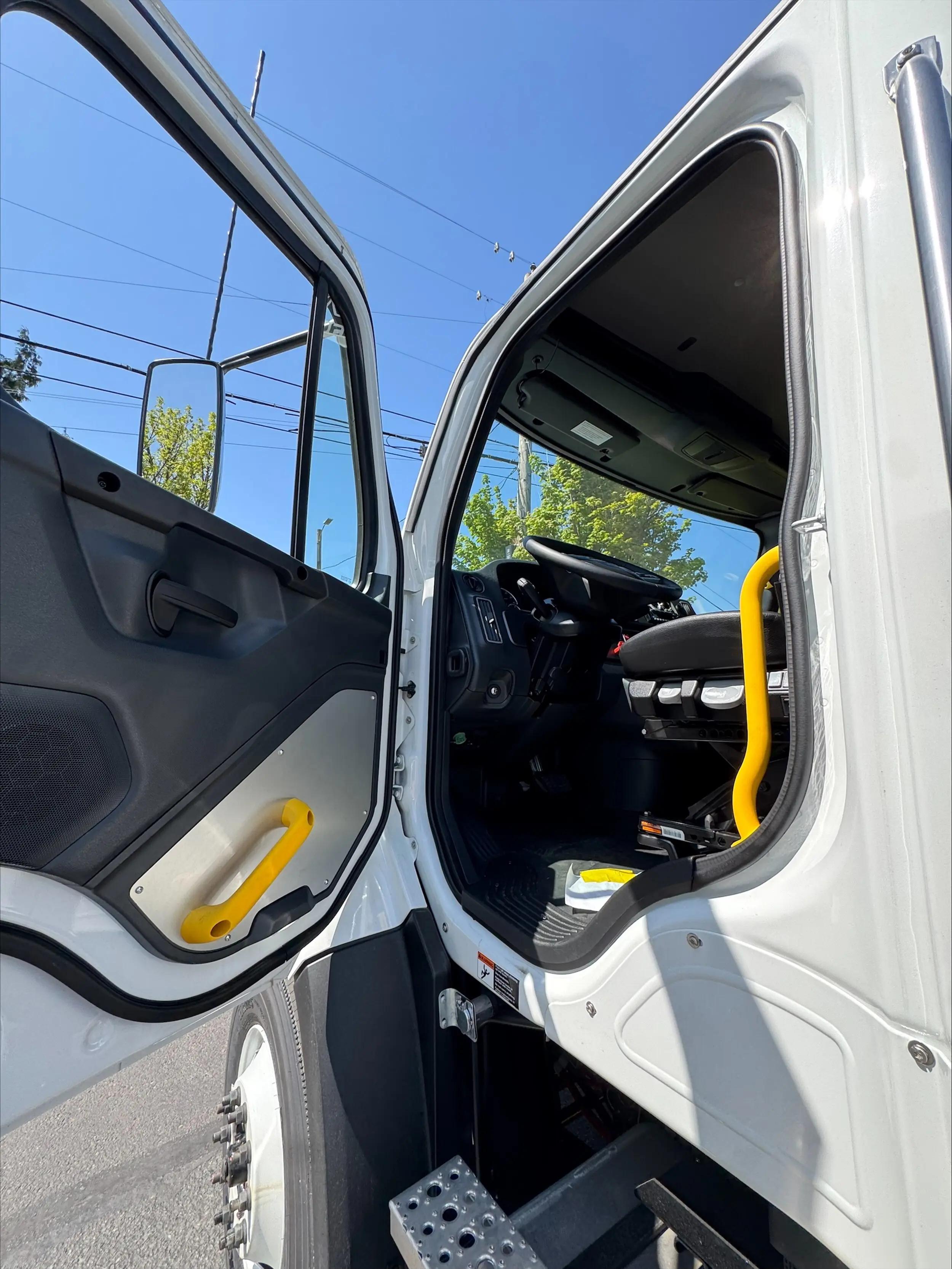 2025 Freightliner 108SD in Portland, OR — photo 9
