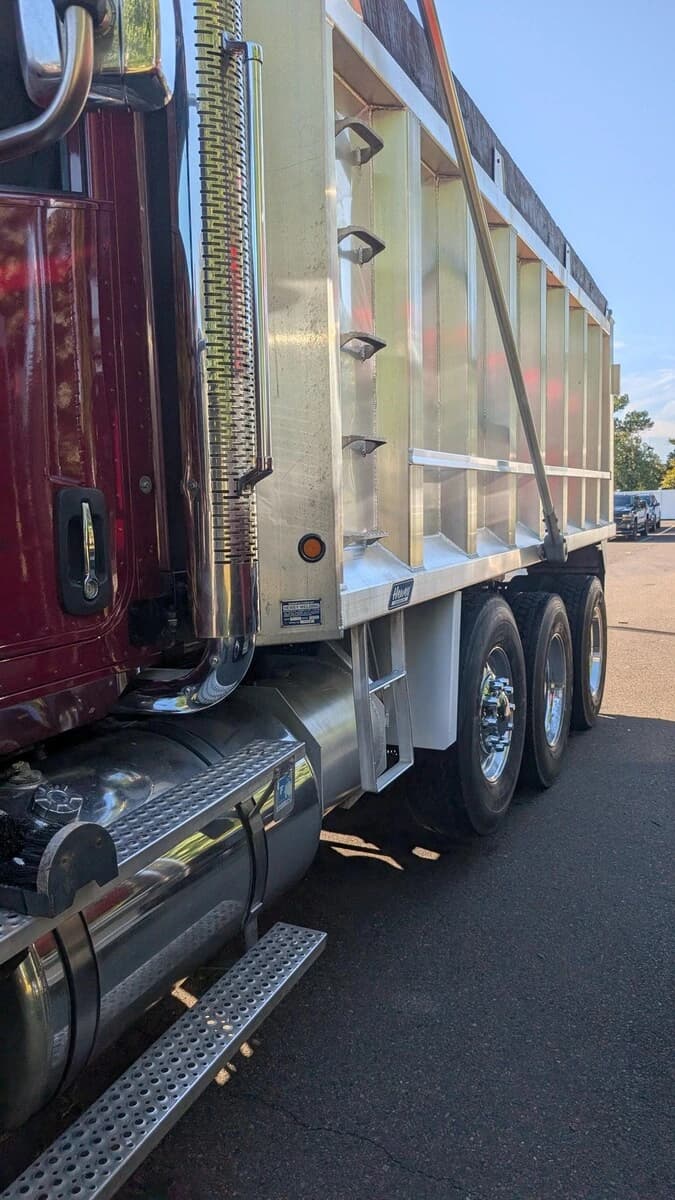 2019 International HX in Warminster, PA — photo 17