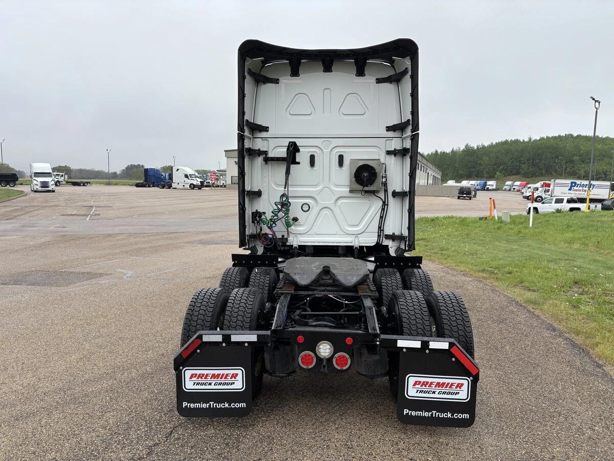 2025 Freightliner Cascadia — photo 6