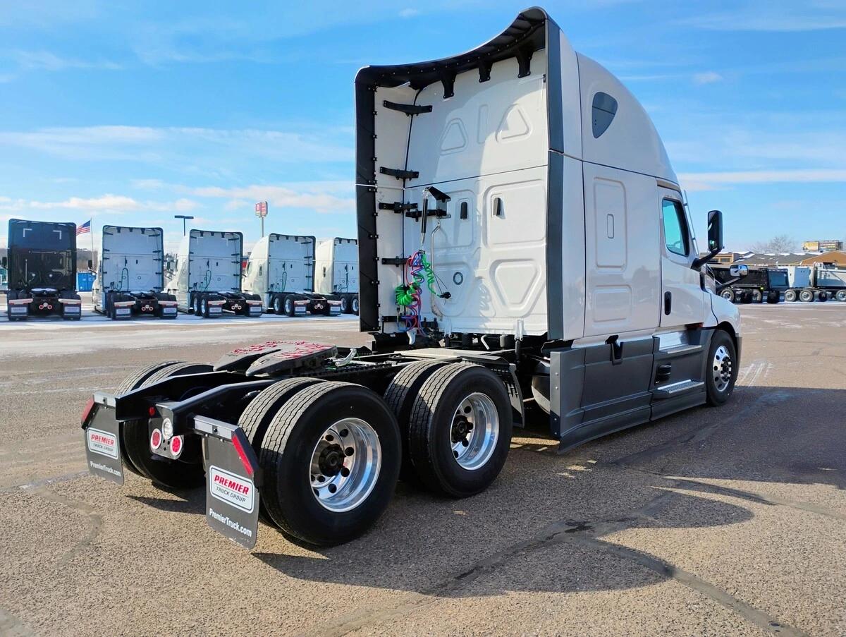 2026 Freightliner Cascadia in Eau Claire, WI — photo 5