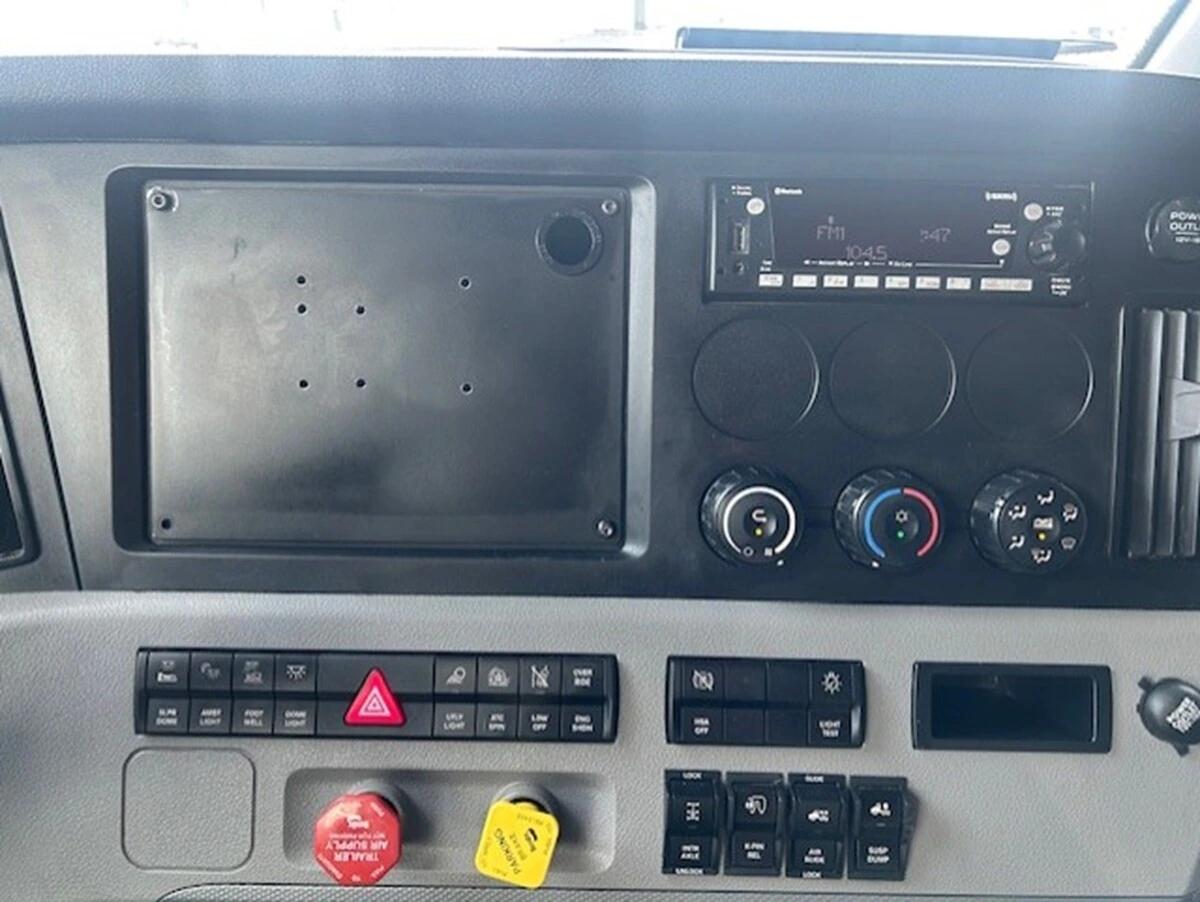2022 Freightliner Cascadia — photo 21