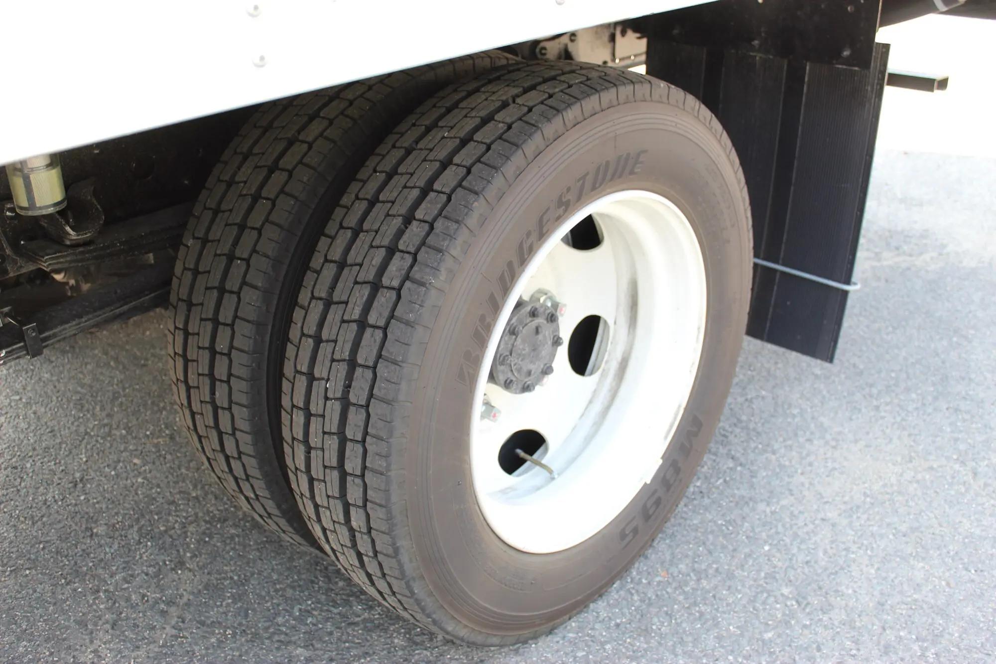 2024 Isuzu NRR in Wilmington, MA — photo 19