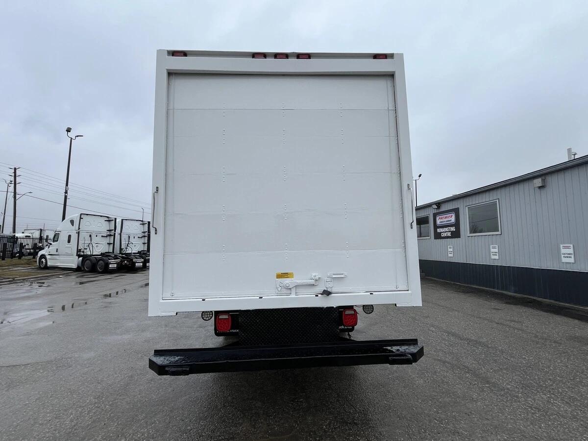 2017 Freightliner M2 106 — photo 10