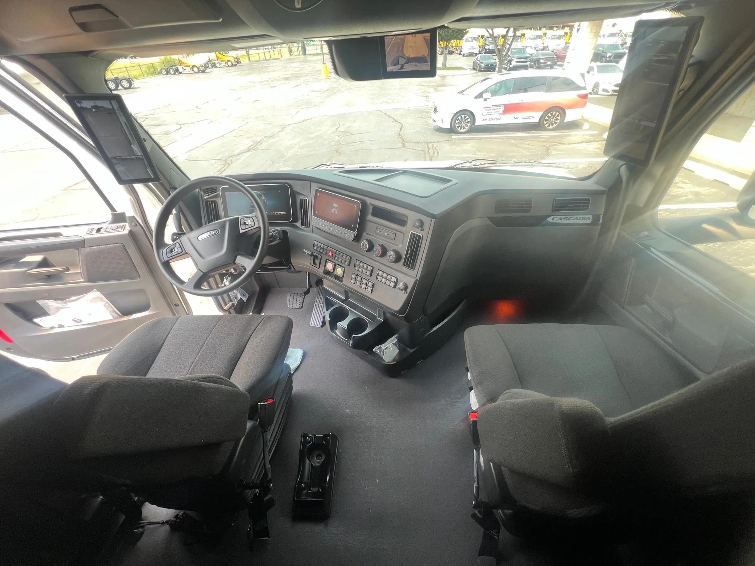 2026 Freightliner Cascadia in Oklahoma City, OK — photo 9