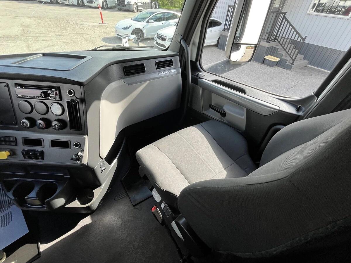 2019 Freightliner Cascadia — photo 42