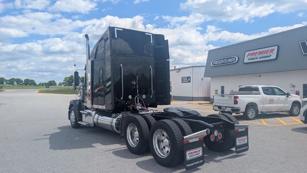 2022 Freightliner 122SD — photo 8