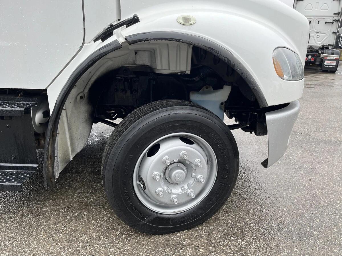 2017 Freightliner M2 106 — photo 4